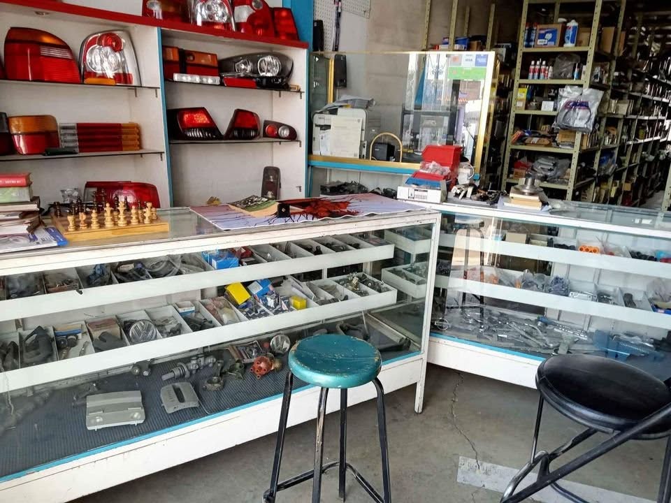 Interior del comercio de refacciones automotrices en Durango donde Ricardo Reveles aprendió a gestionar expectativas con los clientes